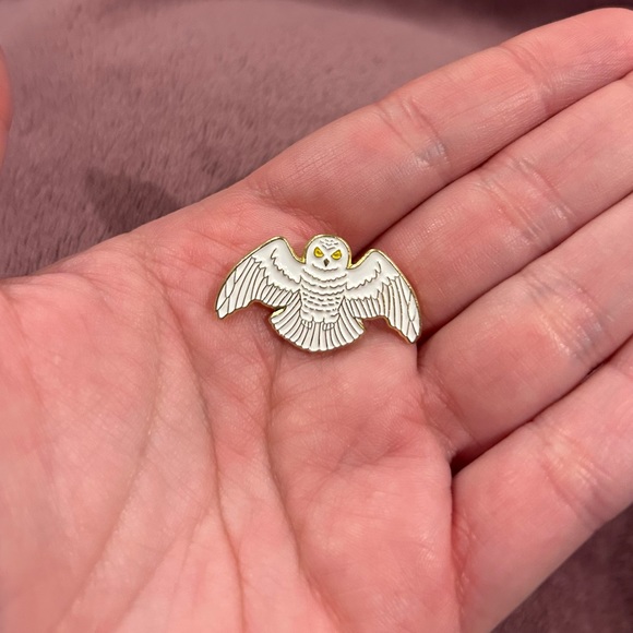 Harry Potter HEDWIG Enamel Pin - Picture 2 of 2